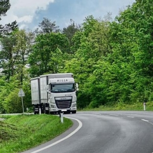 Lastbil kör på landsväg