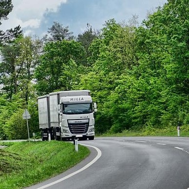Lastbil kör på landsväg