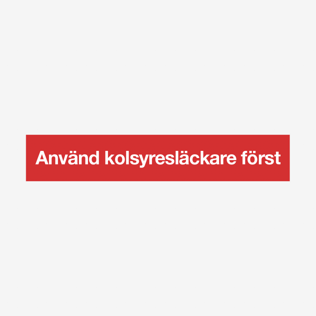 Använd kolsyresläckare först - brandskylt