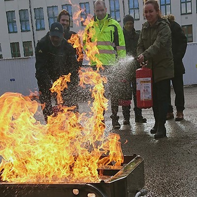 Kursdeltagare släcker en brand under övning