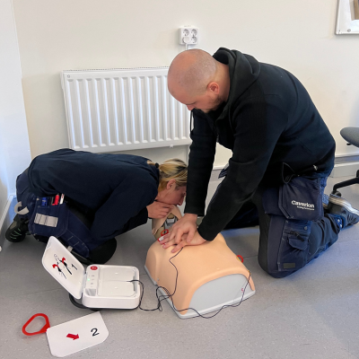 HLR med hjärtstartare caverion