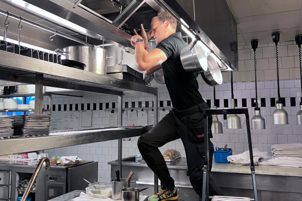 Utför service och kontroll av släcksystemet Ansulex i ett restaurangkök.