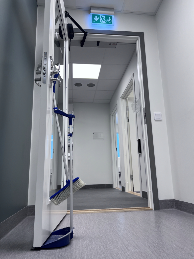 uppställd branddörr